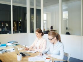 Mintalah Umpan Balik Secara Tertulis kepada Teman Sejawat tentang Tugas yang Dipilih