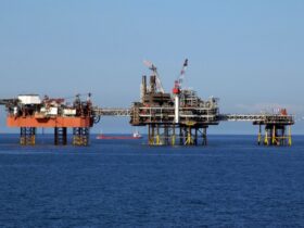 Pemanfaatan Minyak Bumi dalam Kehidupan Modern Peran, Manfaat, dan Tantangannya