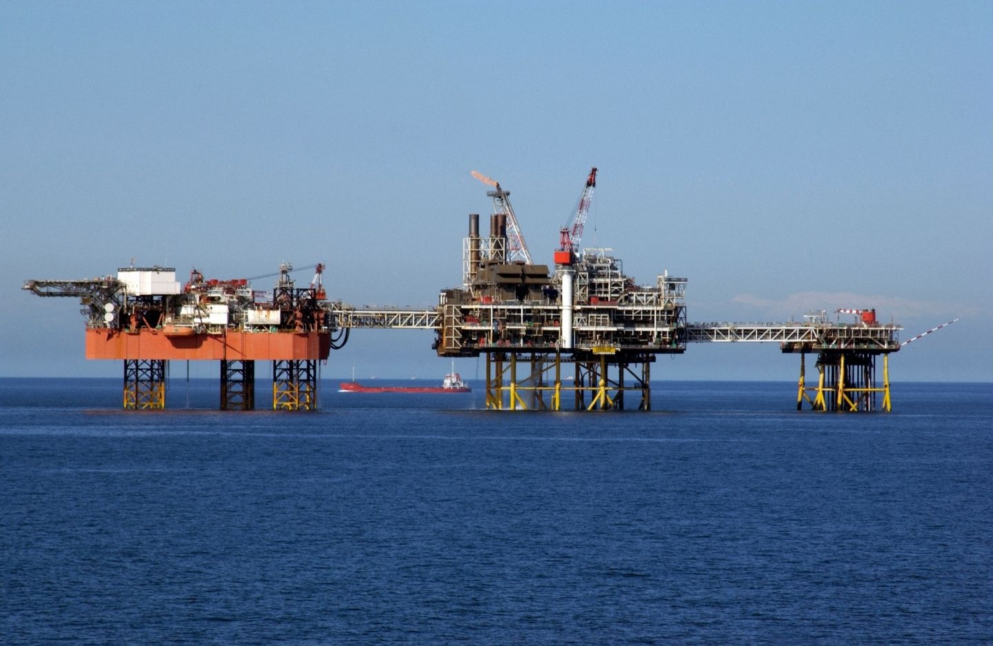 Pemanfaatan Minyak Bumi dalam Kehidupan Modern Peran, Manfaat, dan Tantangannya