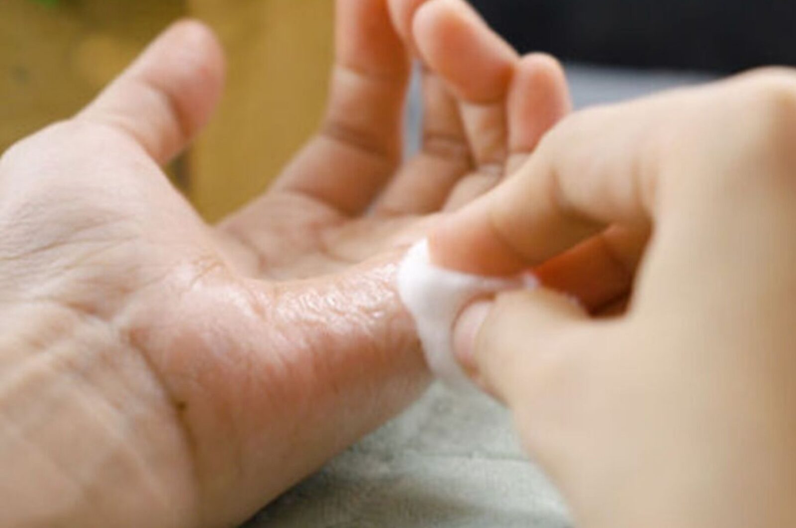 Cara Menghilangkan Lem Korea di Tangan dengan Aman dan Efektif