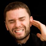 Arti Telinga Berdenging Sebelah Kiri: Penjelasan Medis, Mitos, dan Cara Mengatasinya