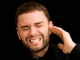 Arti Telinga Berdenging Sebelah Kiri: Penjelasan Medis, Mitos, dan Cara Mengatasinya