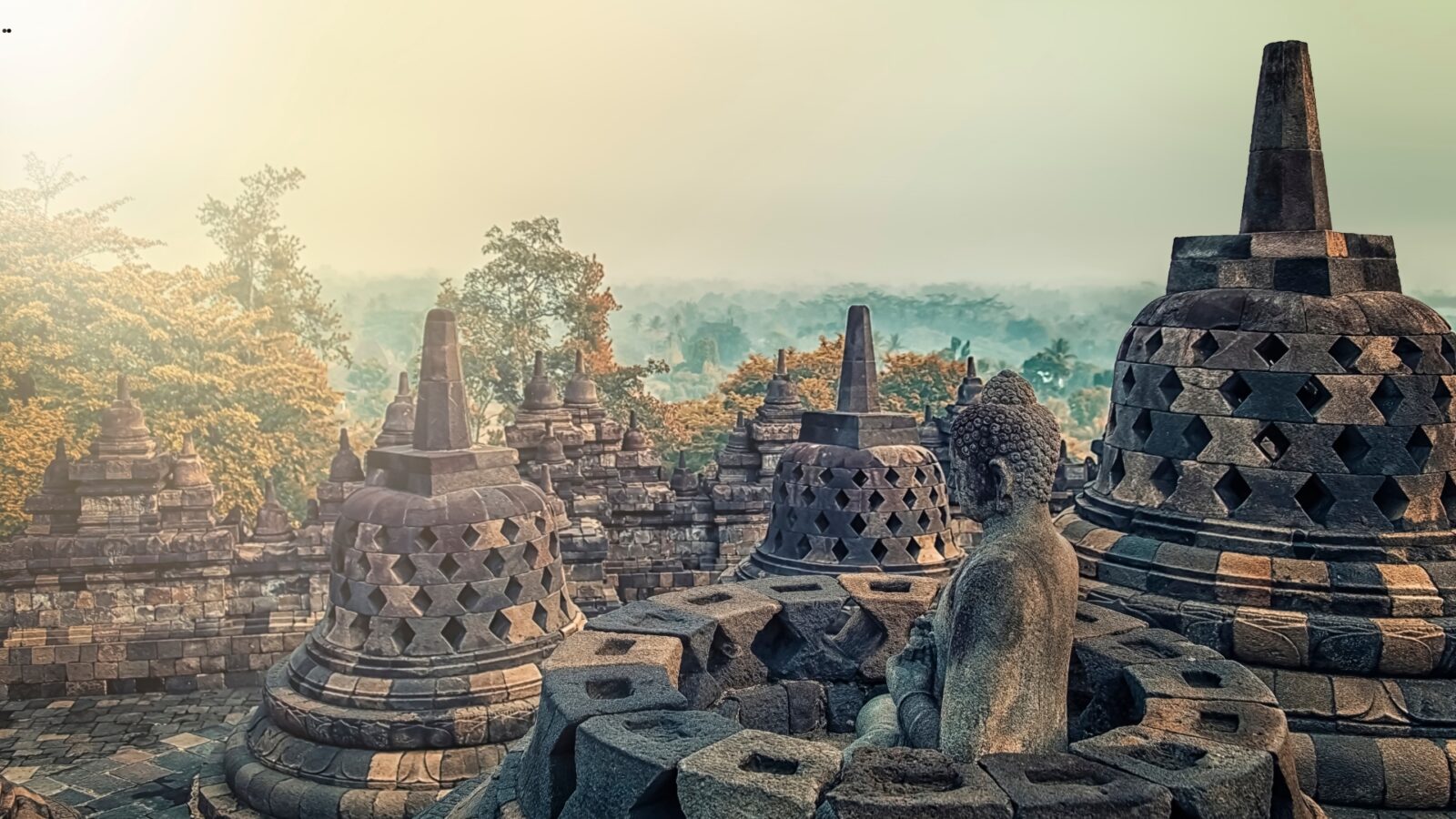 Sejarah Lengkap Candi Borobudur: Keajaiban Buddha yang Tersembunyi di Tanah Jawa